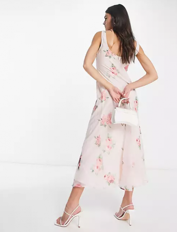 Slip Dress dengan Bahan Sifon Ringan